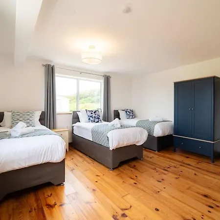 Holiday home Sea For Miles Tobernamoodane